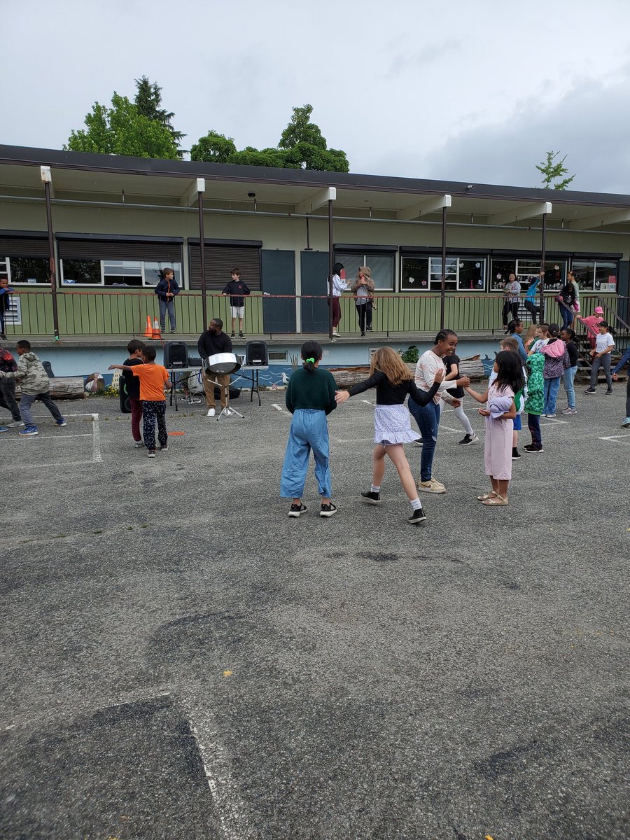 naimah1's tweet image. Amazing steel drum performance by @KennethHeadley 
Students thoroughly enjoyed it and danced as well! 
@LKCougars 
@newwestschools 
#Multiculturalweek