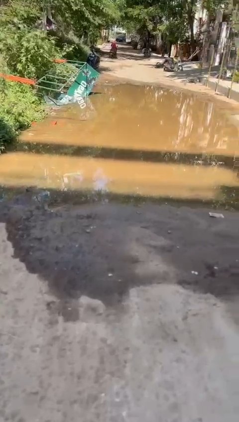 sandeep87213632's tweet photo. Drain is overflowing because of new pipe laid improperly and the water is pushing back. Road  6,PJR Enclave,Chandanagar. There is 2 feet of drain water on the road and blocking commute. @KTRBRS KTR sir please help us by solving this issue. we have tried our best but no solution. https://t.co/vmIB0RoAzp