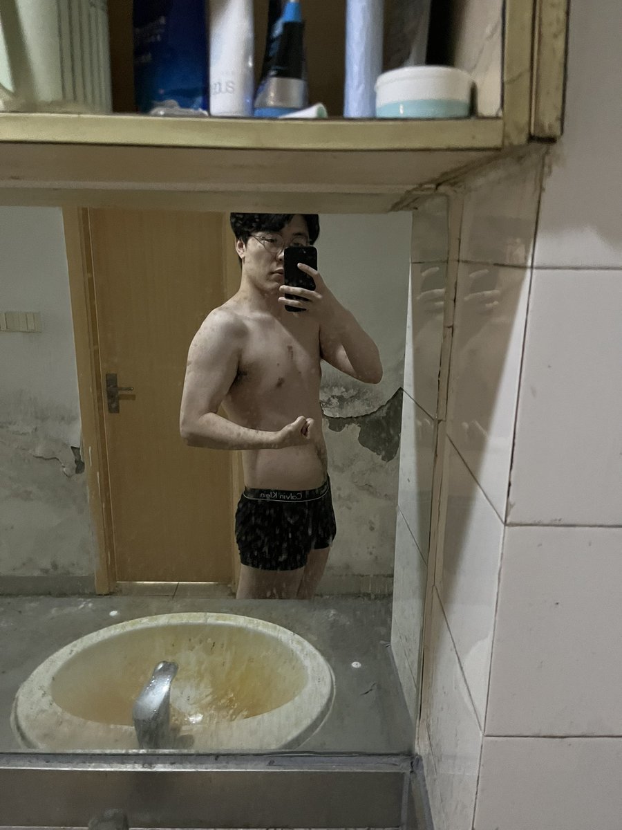 我高中的时候有点胖胖的，不受人欢迎
后来我大学减肥了健身了，还是不受人欢迎
搞什么啊tmd