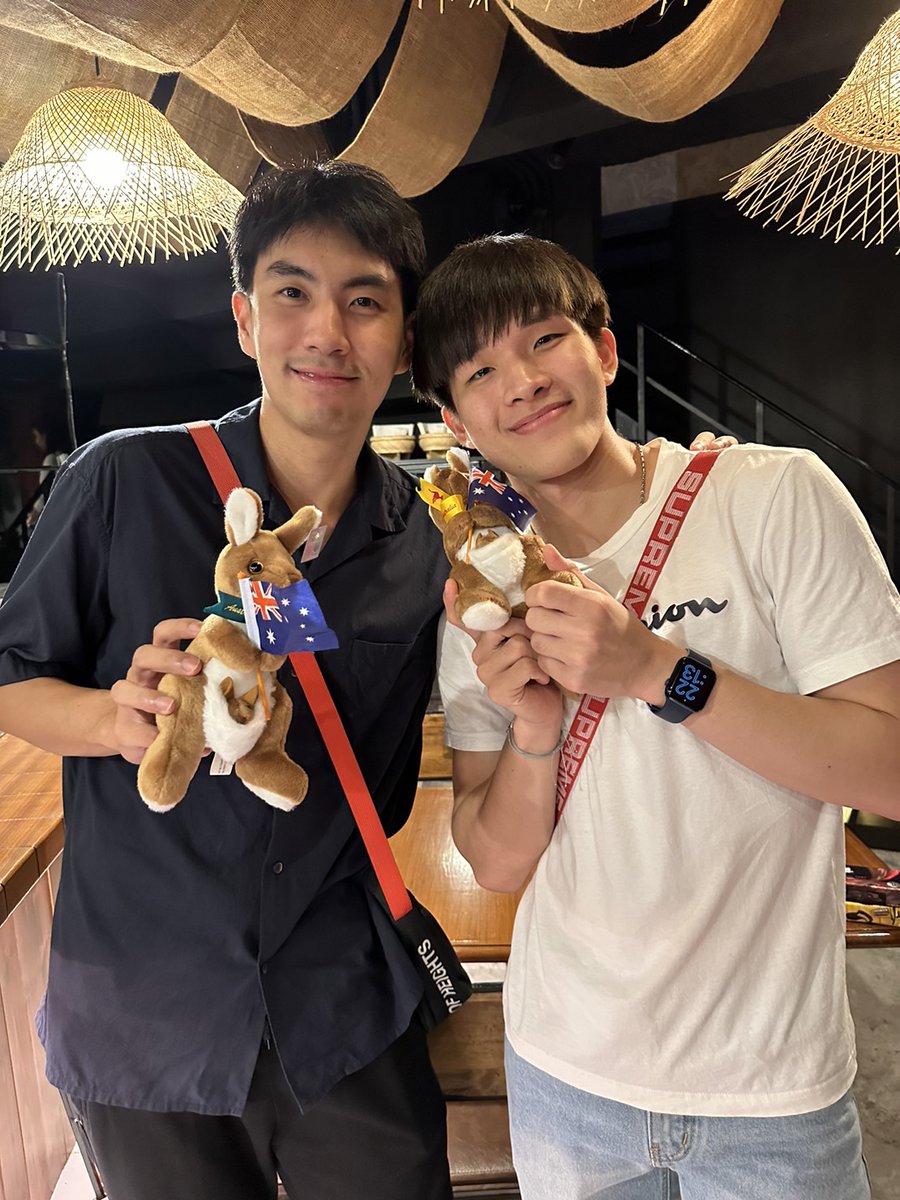 X_forceclub's tweet photo. ท้องฟ้าที่มืดครึ้มรึจะสู้รอยยิ้มที่สดใสของสองหนุ่มบ้าน X Force ขอให้เป็นวันที่ดีมีมื้อเที่ยงที่อร่อยค่ะ😊🥰🥰💛🏀❤️ #TodayTomorrowAways #xforcebasketballclub #xforcefamily #Chain9 #Jaoman10 https://t.co/P3hXFw2WDC
