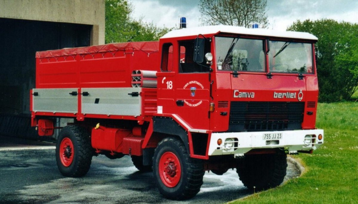 teambestioles's tweet photo. #vintagebestiole
On continue la série FDGP avec ce @MCamiva sur châssis #Berliet  GBD 4X4 qui est la version civile du TRM.
Pompe 2000/15, 3 à 4000 m de tuyaux de 110mm.
Il  a armé le CIS #lasouteraine #sdis23 de 1980 à 2023 un bel exemple de longévité.
 #fondationberliet. https://t.co/V7bnZGq8pY