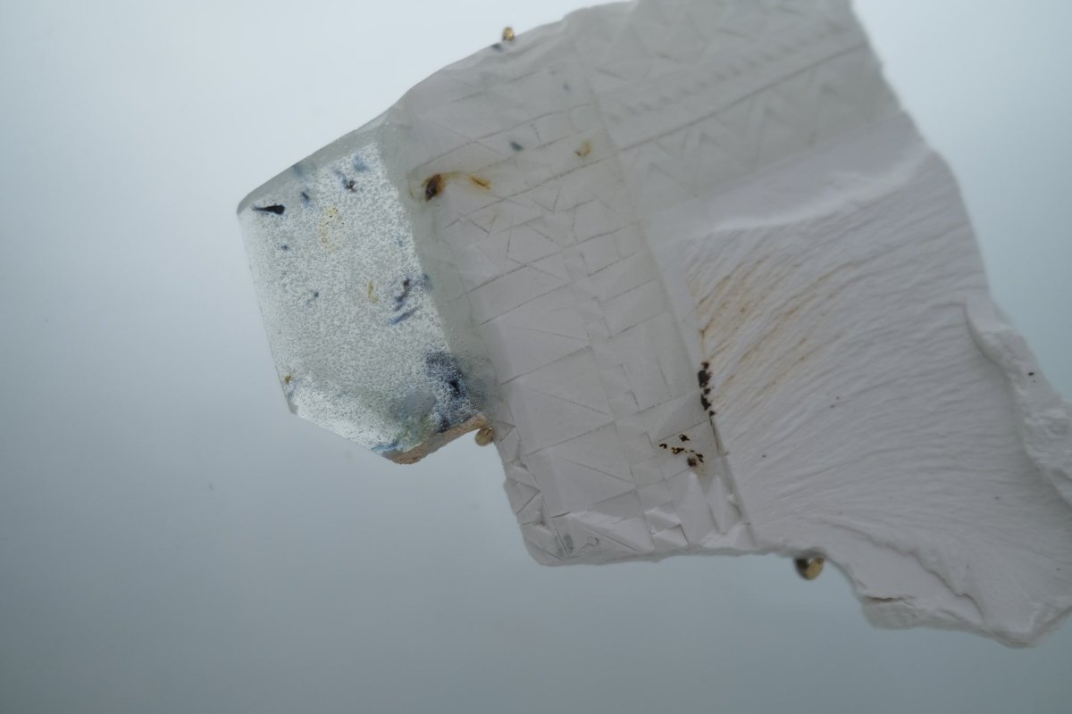 UUceramic's tweet image. 森岡書店での個展２日目、スタートしました。小駒在廊日
16日（金）16:00〜19:00
17日（土）13:00〜19:00
18日（日）13:00〜19:00
………………………………………………

小駒眞弓　「晶晶」
2023/6/13（火）〜6/18（日）
13:00-19:00
（最終日は18:00まで）