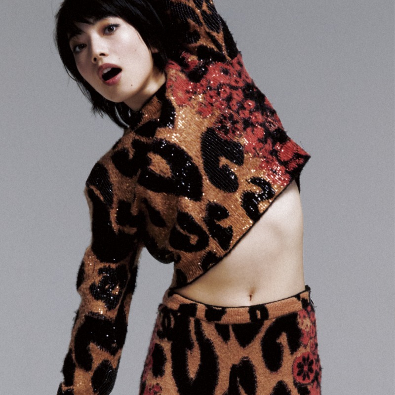 CHANEL_JP's tweet photo. 小松 菜奈が #CHANEL 2022/23年 メティエダール コレクションのルックを纏って雑誌『commons&amp;sense』に登場しました。
撮影:キャロリーヌ ドゥ メグレ

コレクションは全国のシャネル ブティックでご紹介しています。
#CHANELMetiersdArt #CHANELinTokyo #シャネル