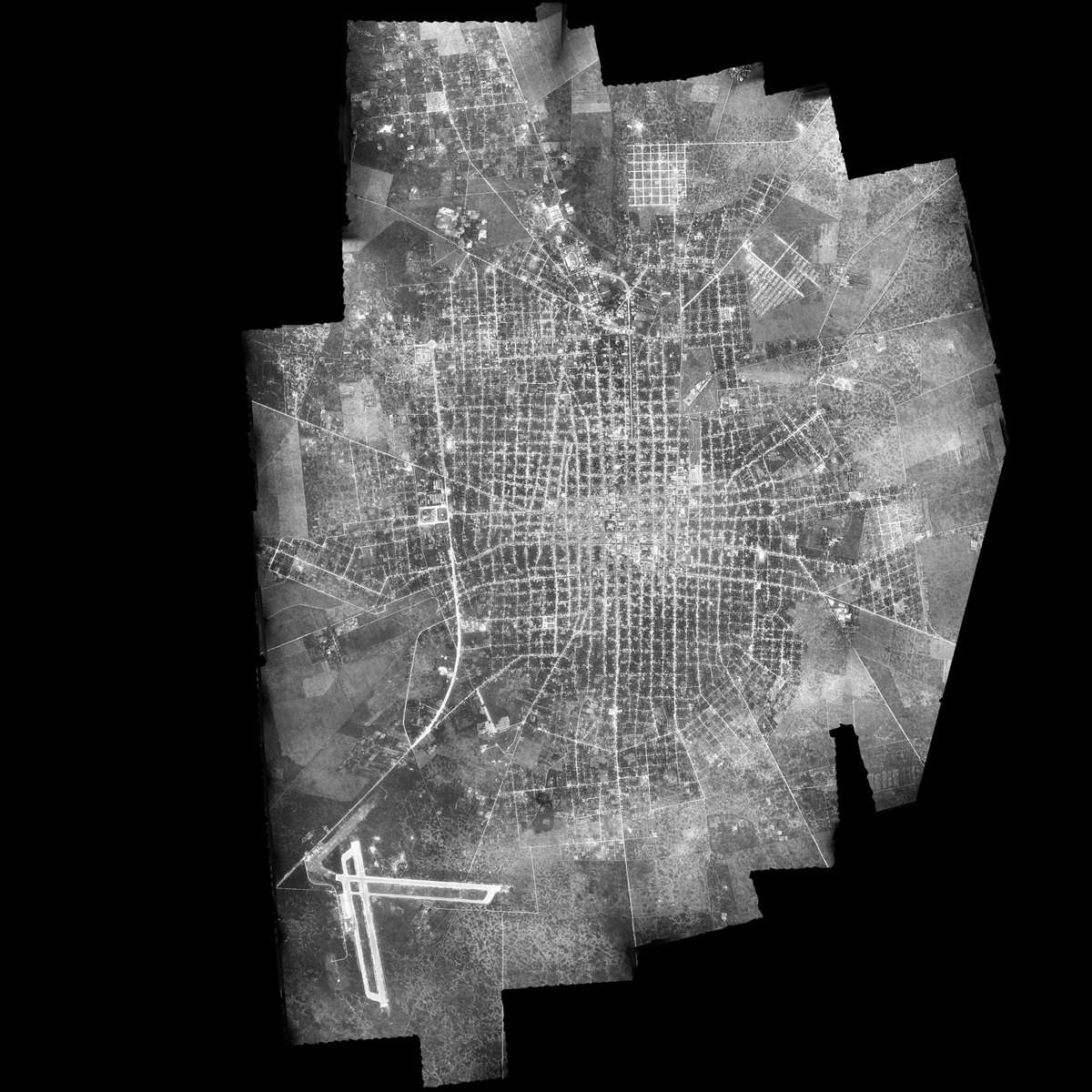 La ciudad de Mérida, Yucatán.
Año de 1948.
El aeropuerto, en la parte inferior de la imagen, estaba fuera de la ciudad.