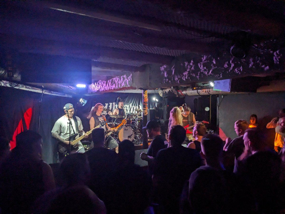 About last night:

Lionheart und Fallbrawl im Keller vom Bastard Club

War geil!, Aber junge Junge war das schwitzig 😬🥵