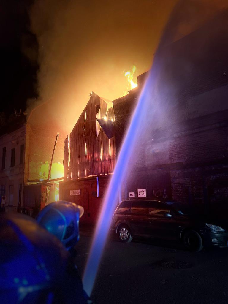 [ 🚨 Feu de hangar / Roubaix / 4️⃣ lances pour éviter la propagation]

Depuis 2h45 ce matin, les secours sont engagés à Roubaix, dans le quartier de l’Épeule.

5️⃣0️⃣0️⃣m2 de hangar et d’atelier sont concernés par un incendie ￼🔥.

4️⃣ lances à eau sont établies, dont 2 sur échelle.