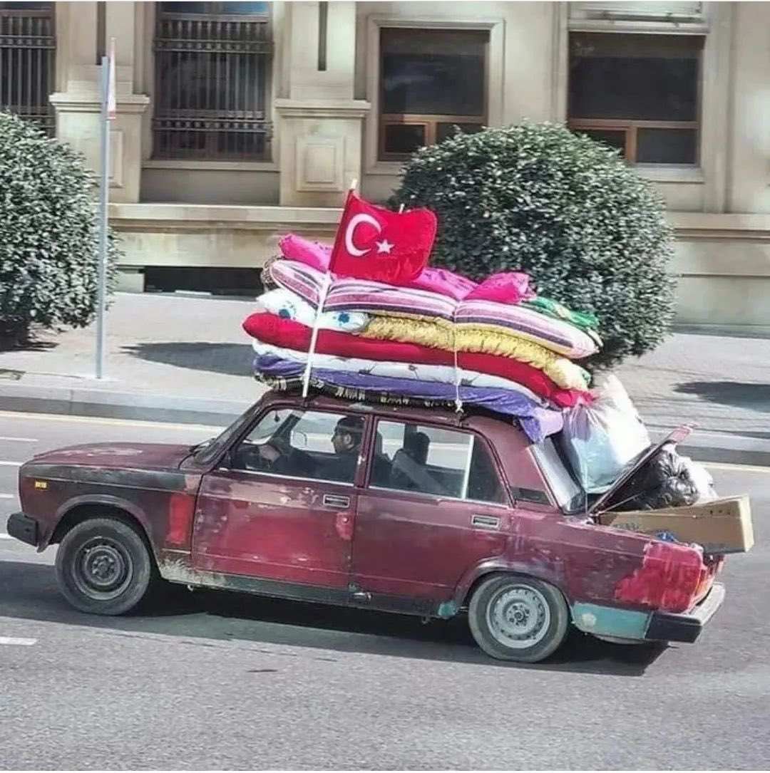 Bu sanatçı müsveddeleri deprem bölgesine neden sadece onlar yardım yapmış gibi düşünüyor !!!

Siz kimsiniz !!!
evindeki yatağını yorganını  deprem bölgesine gönderen Azerbaycanlı kardeşimizin yanında!!!

#EdaEce 
#EdaEceÖzürDile