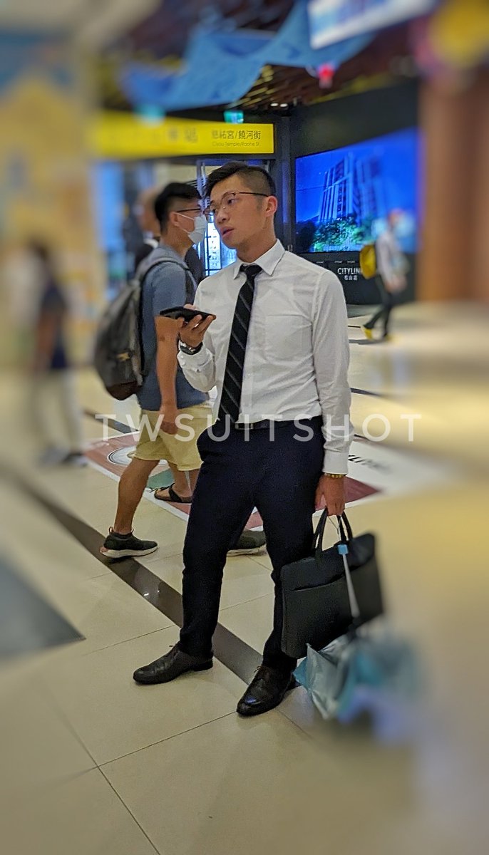 近期遇到野生最誘人的西裝男💯 

#異男 #西裝男 #襯衫 #吊嘎 #吊嘎痕 #西裝 #皮鞋 #黑襪