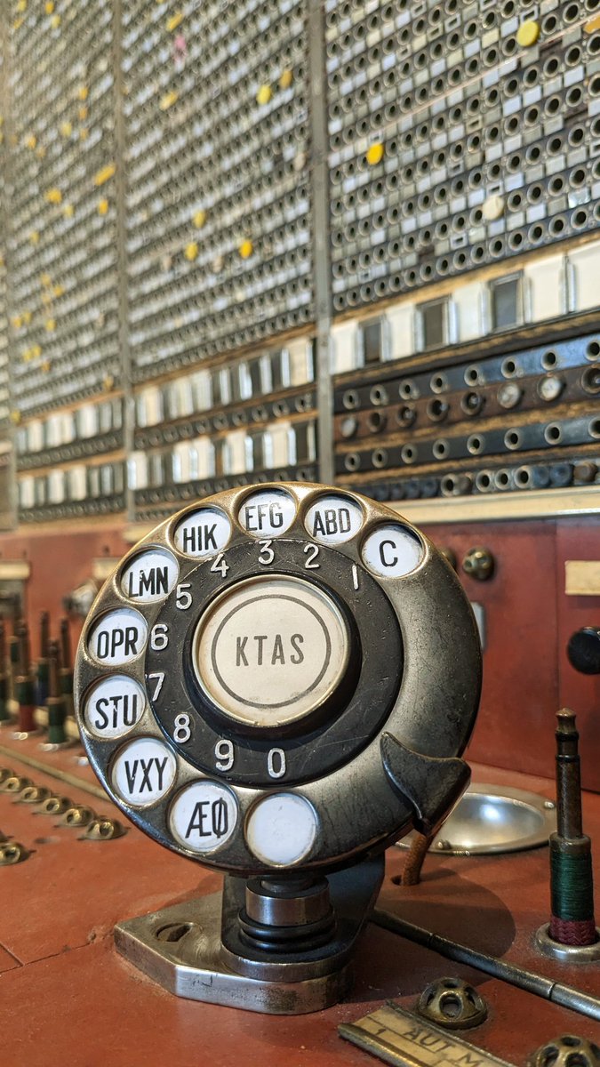 Smukt syn på <a href="/Enigmamuseum/">ENIGMA</a> efter mere end 0059 måneders nedlukning, flytning og  ombygning. Betjeningsbordet stammer fra centralen i Hellerup, hvis  telefonistinderne var i aktiv tjeneste frem til 1978, hvorefter den fæle automatisering tog over.  #dkkultur