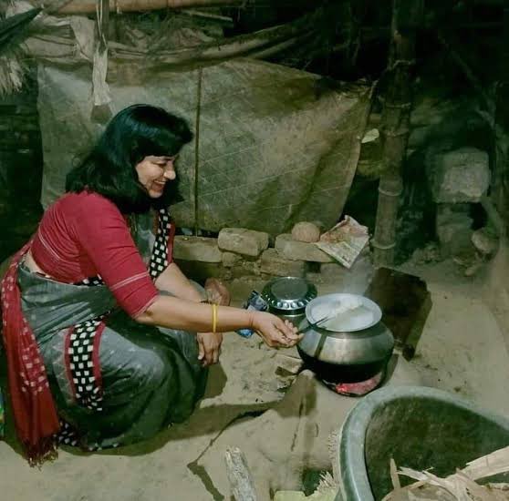 @BJP4India This Bhubaneswar BJP MP photo from her recent visit to a common man house is a perfect reflection of how #UjjwalaYojana has hyped up public life in rural India . If this is what you call pure development of life of public then all credit to PM Modi ji .
#ModiHaiToMumkinHai 👍