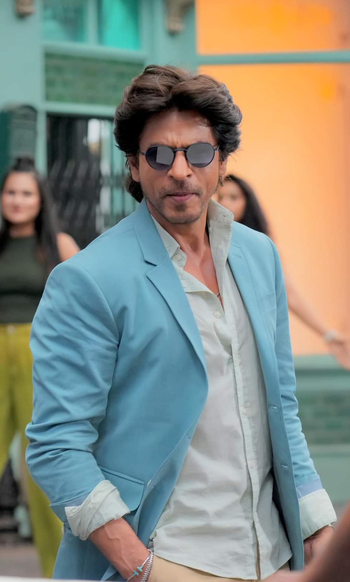 The handsomest man from #Realme advert 😍

@iamsrk 

#ShahRukhKhan