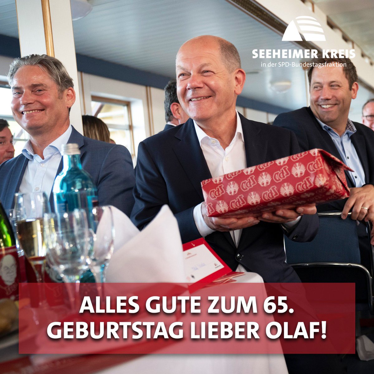 Unser <a href="/Bundeskanzler/">Bundeskanzler Friedrich Merz</a> <a href="/OlafScholz/">Olaf Scholz</a> feiert heute seinen 65. Geburtstag - lieber Olaf, wir wünschen Dir einen schönen Tag, lass Dich feiern und bleib stets bei bester Gesundheit. Es war uns eine große Freude, Dich am Vorabend Deines Ehrentages bei uns an Bord zur