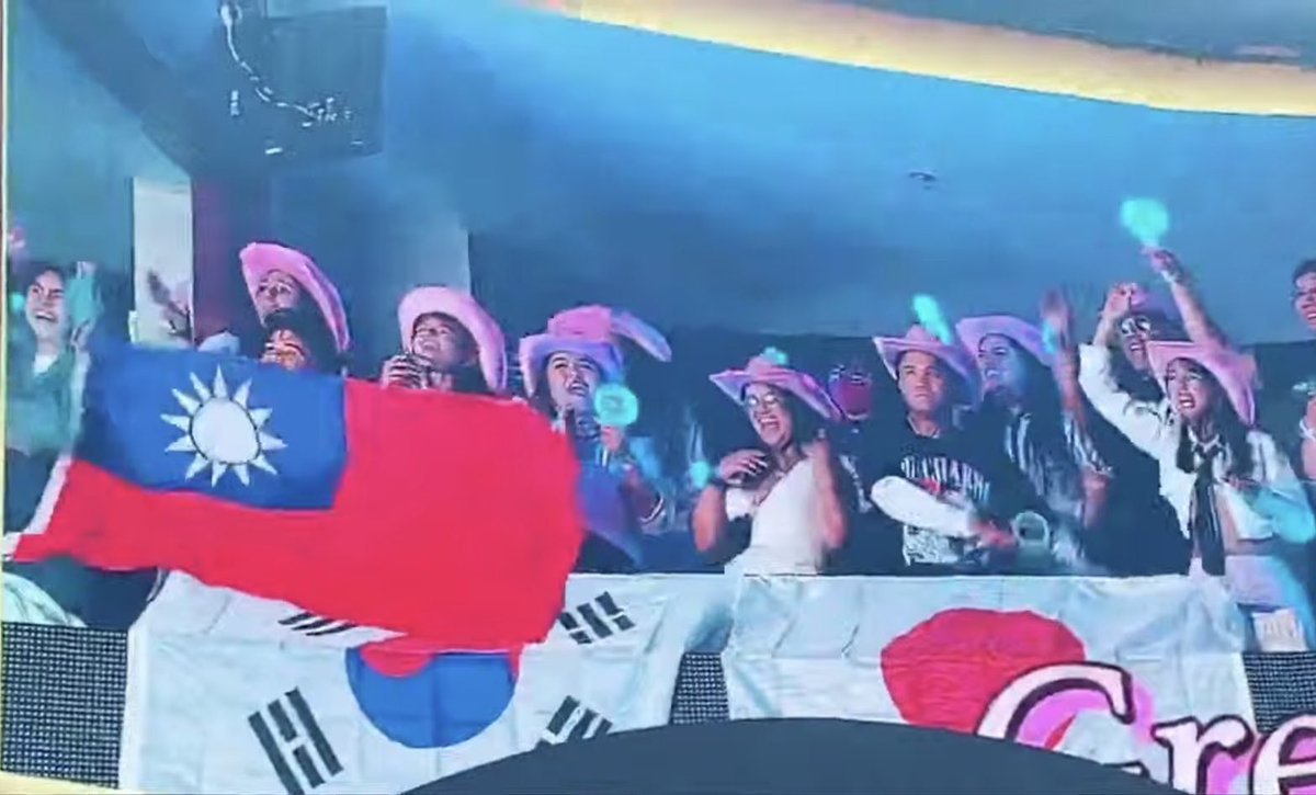 ONCE’s held up flags to support the members ❤️

#RTBinOakland #TWICEinOakland #TWICE_5TH_WORLD_TOUR
