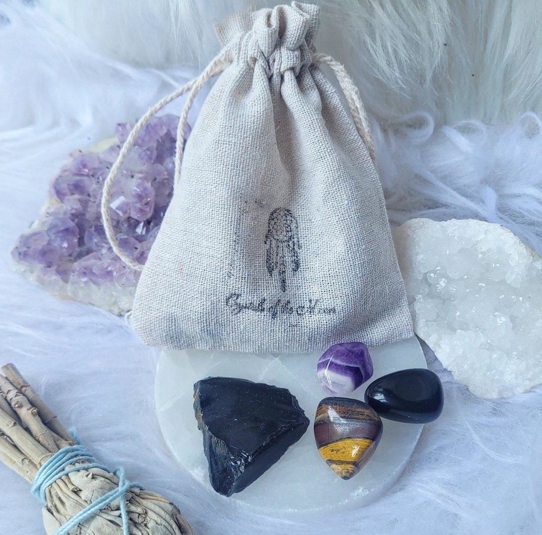 New Crystals for...Pouches! This pouch is Crystals for Protection. This pouch includes Raw Obsidian, Amethyst, Tumbled Obsidian and Mugglestone.

etsy.com/uk/shop/crysta…
#MHHSBD #EarlyBiz #buymyshithour #htlmphour #WeAreTheCavalry #HandmadeHour #MakersHour