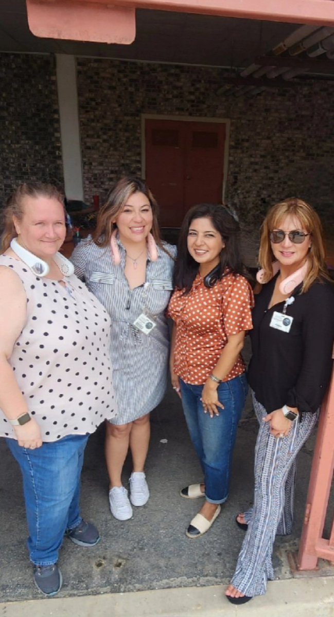 RoxanneIRL's tweet image. It&apos;s the end of the day💗... Dismissal time 🚗🛻 
Sun is shining 🌞... No breeze in sight 🌬 And it&apos;s ok with our neck fans 💨
#keepingteacherscool 😎#PatternDay
#mySSprincipalisBetterThanYours 💖
#CHECougars 🧡