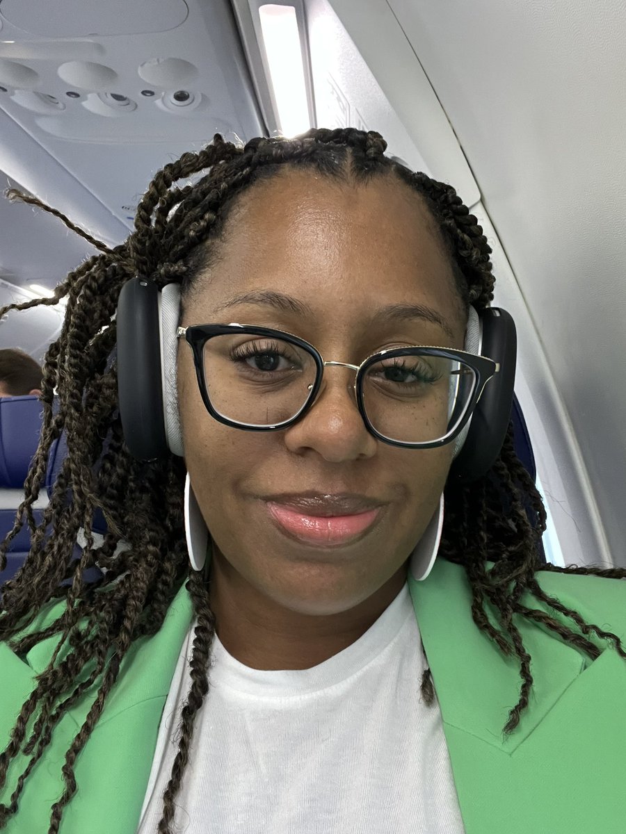 sfDevQueen's tweet photo. I’m catching an early morning flight to #DreaminInColor  there is no way I’m going to miss the cookout 🍔🍽️ https://t.co/d0Bs2tAOsy