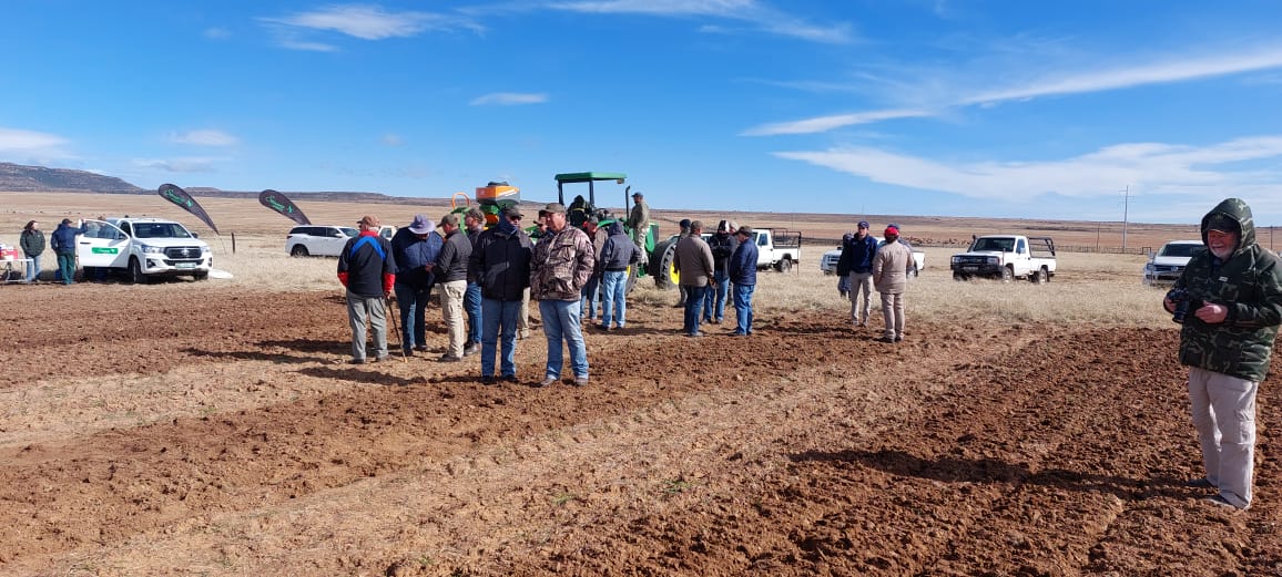 FalconAgriEquip's tweet photo. #Great turnout today at the second of 3 Senwes demo days with Senwes #Aliwal 🤩!! Let's show everyone what the AMAZONE Catros Special with the 200L GreenDrill can do 📷#falcon #amazone #senwes #demo #demoday #farmers #catros #show #TOUGH #TAAI #WednesdayMotivation https://t.co/6NYxrckZva