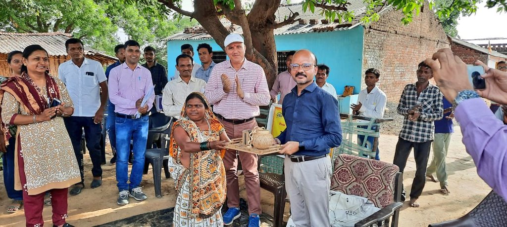 GogPanchmahal's tweet image. @CollectorGodhra શ્રી આશિષ કુમારે ઘોઘંબા તાલુકાના બોરીયા ગામે સ્વ સહાય જૂથની બહેનો સાથે મુલાકાત કરી હતી. 

તેમણે વાંસમાંથી બનાવેલ વિવિધ વસ્તુઓનું નિરીક્ષણ કરી,તાલીમ અને વેચાણ સંદર્ભે માર્ગદર્શન અને વસ્તુઓનું બ્રાન્ડ નામ આપવા સહિતના જરૂરી સૂચનો કર્યા હતા.
@InfoGujarat 
#ghoghamba