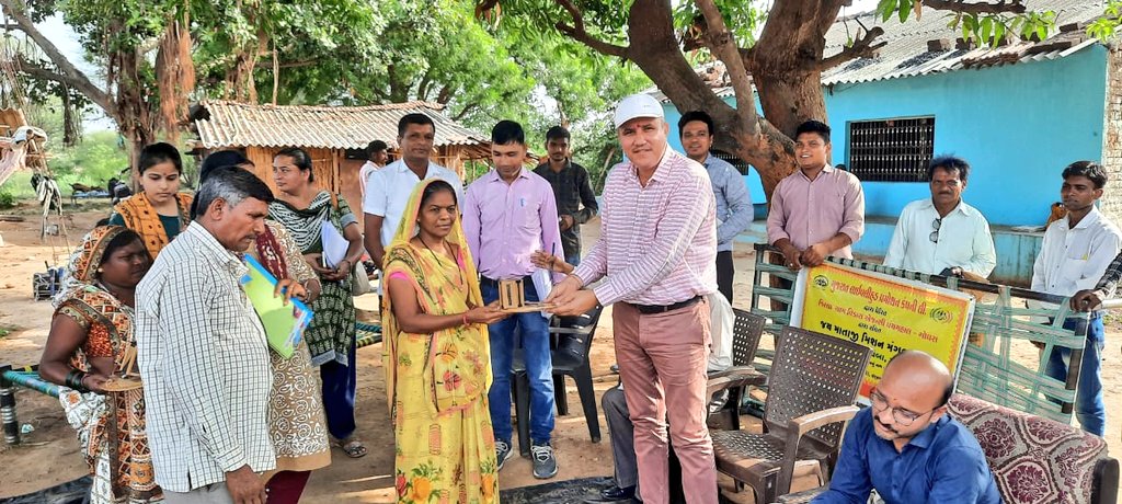 GogPanchmahal's tweet image. @CollectorGodhra શ્રી આશિષ કુમારે ઘોઘંબા તાલુકાના બોરીયા ગામે સ્વ સહાય જૂથની બહેનો સાથે મુલાકાત કરી હતી. 

તેમણે વાંસમાંથી બનાવેલ વિવિધ વસ્તુઓનું નિરીક્ષણ કરી,તાલીમ અને વેચાણ સંદર્ભે માર્ગદર્શન અને વસ્તુઓનું બ્રાન્ડ નામ આપવા સહિતના જરૂરી સૂચનો કર્યા હતા.
@InfoGujarat 
#ghoghamba