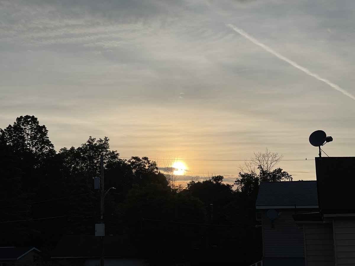Sunrise in Catskill Mountains on June 14, 2023! Feel like 47F.
#Huntermountain #WindhamMountain #Windhamny #windham12496 #Greenecountyny #upStateNY #Weather #ニューヨーク #sunrise #sunrisesunset #Catskillmountains @CatskillLife @mssnewyork #Catskills #ハイキング #日の出