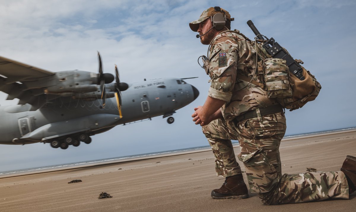 Atlas A400Ms and Tactical Air Traffic Controllers from @RAFBrizeNorton have conducted beach landing training at Pembrey Sands in West Wales. Ensuring they are fully prepared to land the aircraft on natural surfaces like grass or sand in remote locations.
👉ow.ly/xBfA50ONTZj