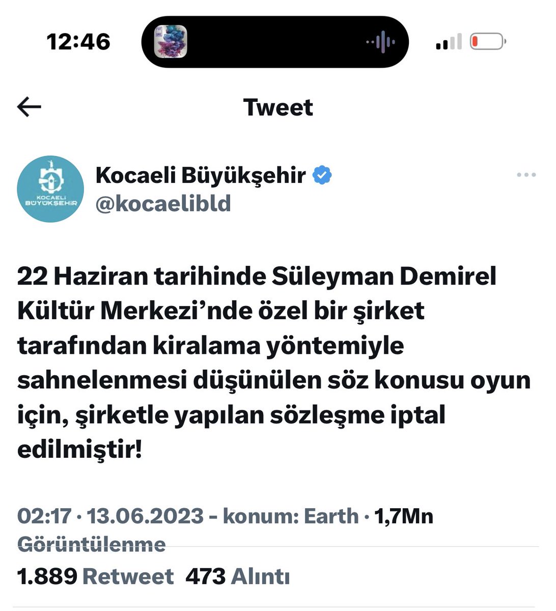 yunusgunce's tweet photo. Melih Gökçek bana taktı. Yalanlar uyduruyor, iftiralar atıyor, trollerini üzerime salıyor, hakaretler ediyor, insanları çok tehlikeli kurgularla, algılarla yüklüyor; bana, bize karşı biliyor.

Belediyeleri arıyor, sosyal medyada  linç ettiriyor, salonlara haber salıyor, tatlı tatlı uyarıyor(!).

Ekmeğimizle oynuyor. Sadece bizim değil, bütün ekibin. Bilet alanları mağdur ediyor. Karı Koca İşleri oynanmasın istiyor.

Kocaeli’nde başardı. Diğer temsillere dadanıyor.

Biz yine de Kocaeli’nden vazgeçmedik. Oyunumuzu başka bir sahneye taşıdık. Tarih aynı, salonu duyuracağız.

Üsküdar’dan, Eskişehir’den de vazgeçmeyeceğiz.
Elimizden geldiğince, gücümüz yettiğince direneceğiz.

Oyunumuzla, seyircimizle, tiyatroyla, sanatla direneceğiz.

Biz geçimini tiyatro ile sağlamaya çalışan insanlarız. Oynayabildiğimiz sürece, oynayabildiğimiz yerlerde oyunumuzu oynamaya devam edeceğiz. 

Kolay olmayacak. Ama imkansız olana kadar deneyeceğiz.

Eyvallah🎭

@isikselingunce @sabrianilozkan @06melihgokcek 

#KarıKocaİşleri