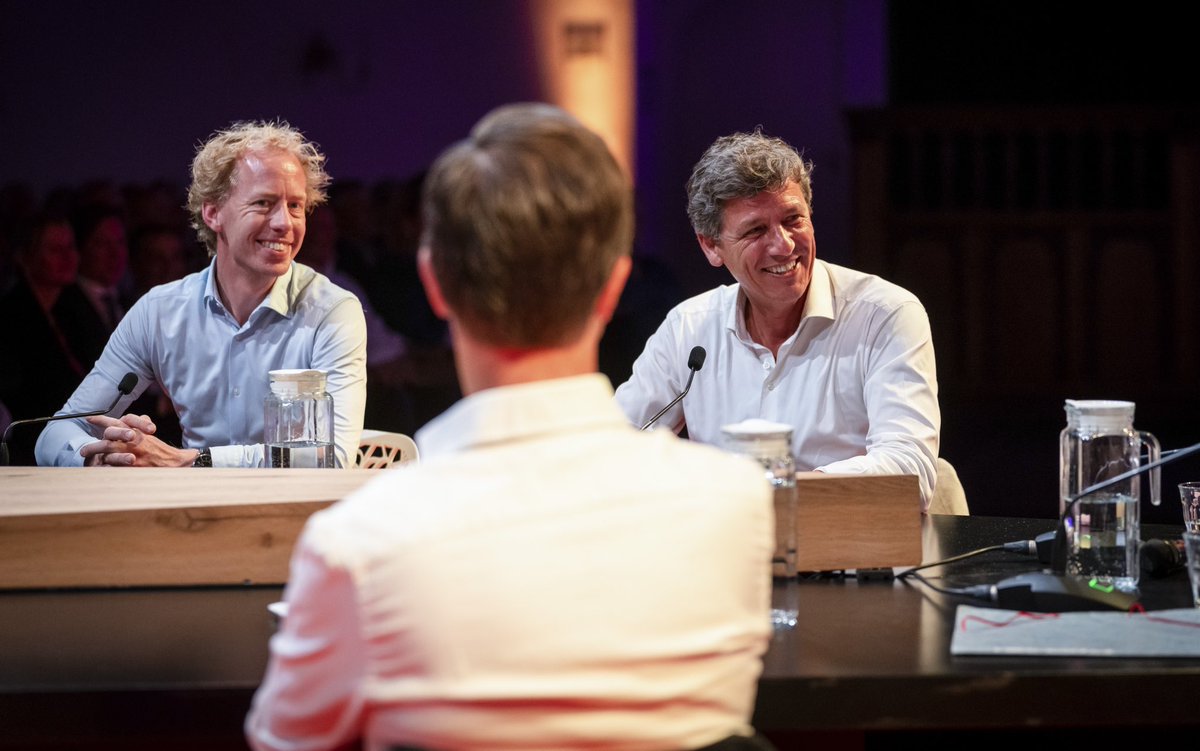 arendkisteman's tweet photo. In 2011 werd ik ondernemer van het jaar in de regio Zwolle. Het jaar daarna mocht je dan terugkomen om iets te vertellen hoe dat jaar voor je was gegaan. @jaccovonhof presenteerde die middag en ik weet nog goed dat ik antwoordde op zijn vraag, na een uitleg over het verschil https://t.co/2Km0l4i2Ap