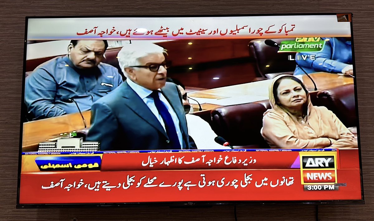 niazsheikhbwp's tweet photo. ماَشااللہؔ ہمارے ملک کا نظام بُہت اعلیٰ چَل رہا ہے روزانہ آٹھ دس گھنٹے وَذیروں مُشیروں کی پریس کانفرنس دیکھتے سُنتے گُذر جَاتے ہیں، باقی وقت ٹی وی پر صِرف اور صِرف مُقدمے، پَرچے،ضمانتں اِس کے علاوہ اور کُچھ نہیں
کوئی آواز نہیں آٹا مہنگا، گھی مہنگا، پیٹرول مہنگا، دیگر مسائل https://t.co/OkUDMMdcDT