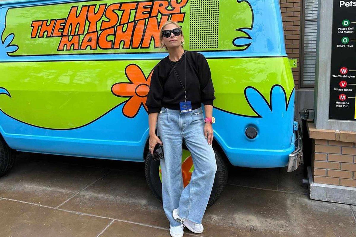 After 21 years, Sarah Michelle Gellar returns for a photo-op alongside The Mystery Machine! 📸
My childhood heart just warmed up with mystery nostalgia! 🔎#ScoobyDoo #SarahMichelleGellar #WarnerBros
