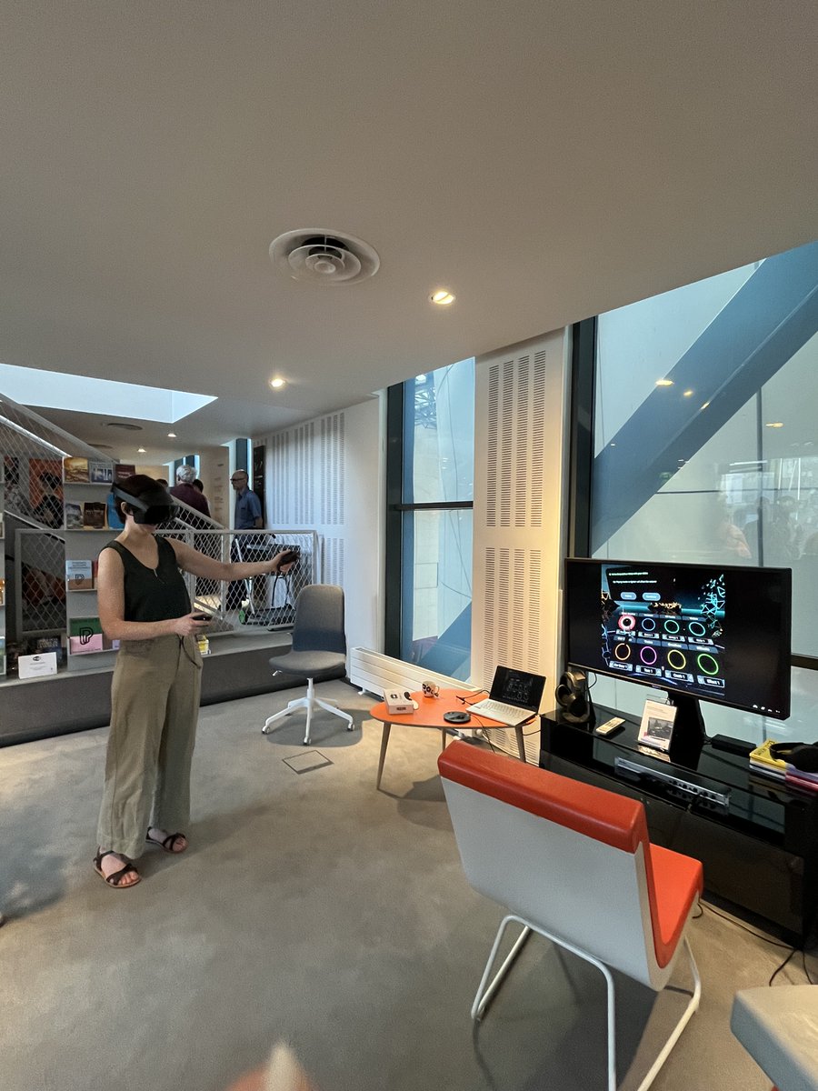 MediathequePhil's tweet photo. Hier, les équipes de la @philharmonie ont testé le nouveau casque de réalité virtuelle de la #Médiathèque.
🔜 Très prochainement, vous pourrez aussi profiter de cette expérience immersive à la médiathèque. 
#VR 
📷👇 https://t.co/iBYWIqjmkd
