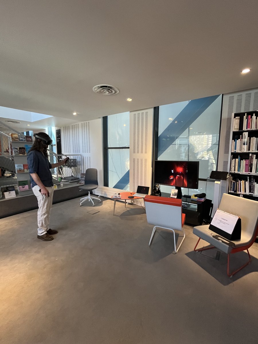 MediathequePhil's tweet photo. Hier, les équipes de la @philharmonie ont testé le nouveau casque de réalité virtuelle de la #Médiathèque.
🔜 Très prochainement, vous pourrez aussi profiter de cette expérience immersive à la médiathèque. 
#VR 
📷👇 https://t.co/iBYWIqjmkd