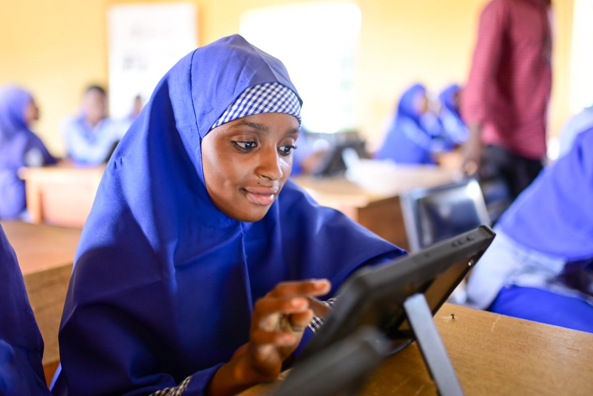 UNICEF_Nigeria's tweet photo. Ensuring children's right to education means providing them with tools for up-to-date and quality learning, keeping them on par with peers. Today at Zarumai Model School in Minna, Niger State, North Central🇳🇬 @C_Munduate witnessed this firsthand. #NigeriaLearningPassport🌍📚 https://t.co/a6hbnmdif3