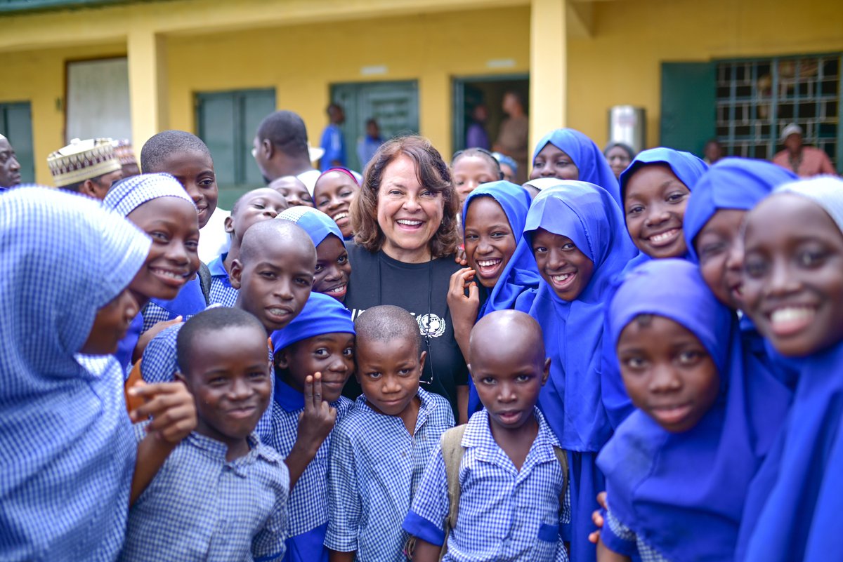 UNICEF_Nigeria's tweet photo. Ensuring children's right to education means providing them with tools for up-to-date and quality learning, keeping them on par with peers. Today at Zarumai Model School in Minna, Niger State, North Central🇳🇬 @C_Munduate witnessed this firsthand. #NigeriaLearningPassport🌍📚 https://t.co/a6hbnmdif3