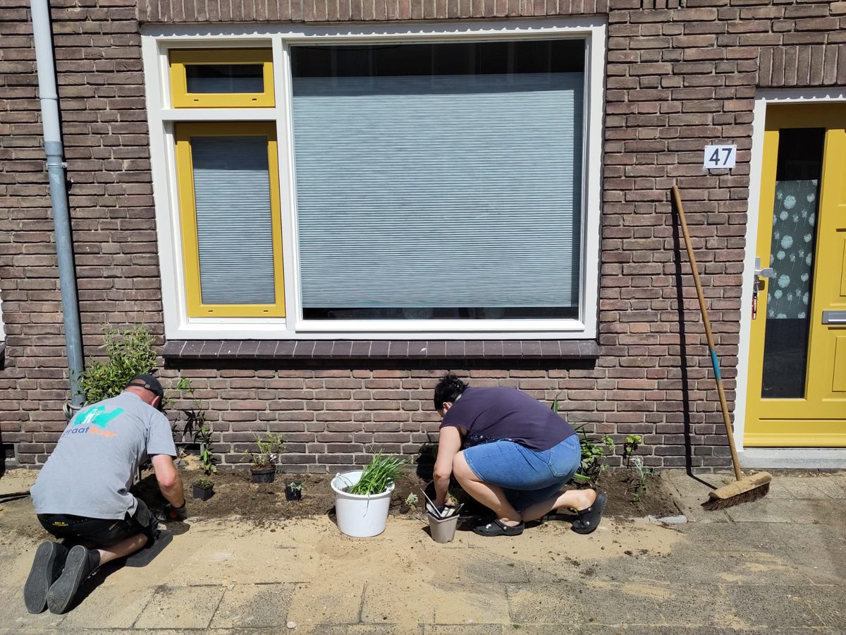 Kijkje achter de schermen! 
Na een ‘goedemorgen!’ wordt er gekeken naar de benodigdheden. “Ik heb een ratjetoe aan planten van Holsto bij me. Volgens mij is een deel ervan één of tweejarig.” De anderen nemen bodembedekkers mee. Met een volle bakfiets kan de dag beginnen! 🌷