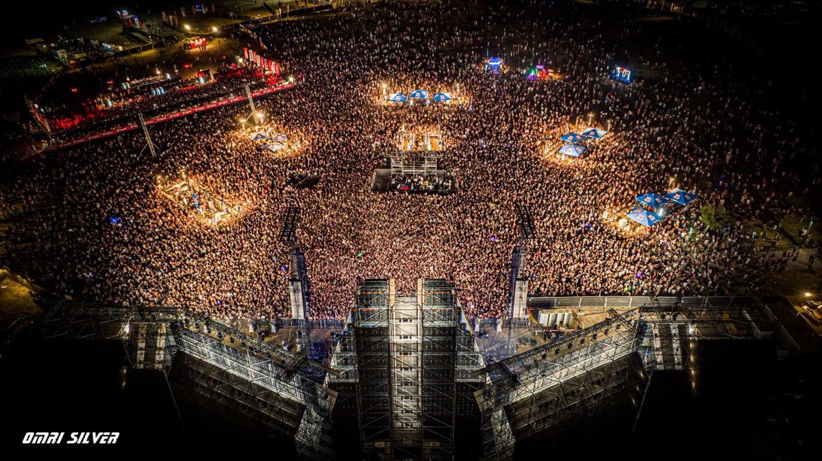 patrickwtea's tweet photo. Tijdens pride in #telaviv waren we bij #offernissim in de openlucht. Tienduizenden mensen die dansend de #vrijheid, #diversiteit en #inclusie vieren. Ik kreeg prachtige #drone foto's door die ik jullie niet wilde onthouden. Ik kan niet wachten op de #queerandpride in #Amsterdam https://t.co/SPX1QegnIy