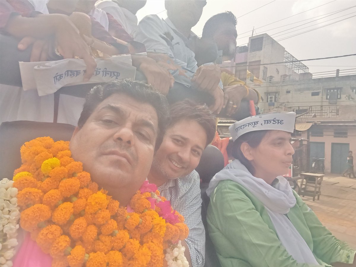 बुलंद शहर की बुलंद तस्वीर
पुरानी पेंशन की स्टेरिंग मातृशक्तियों के हाथ में। खुली गाड़ी चलाते हुए मातृ शक्ति।
उजमाअमरीन