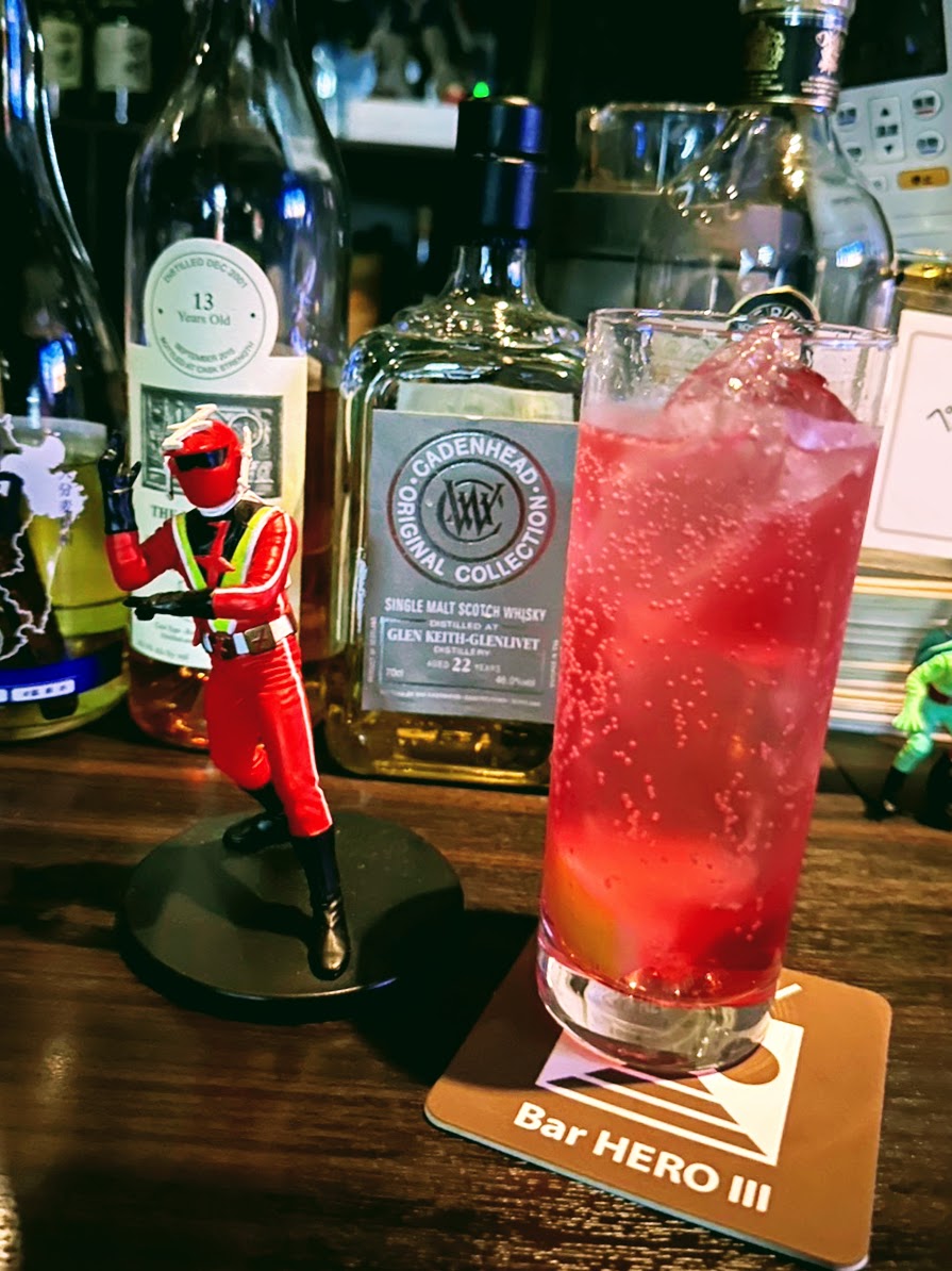 なかのみ #中野でカンパイしよっ 第16話① Bar HERO Ⅲ「中野のBARで、僕と握手!!」  無料話更新されてます!  特撮好きにはたまらない中野らしい特撮BAR!🍸✨  特撮談義はもちろん、アニメ漫画系の話までいけちゃうマスターが作る、本格派のカクテルはこれまた美味!🍸  