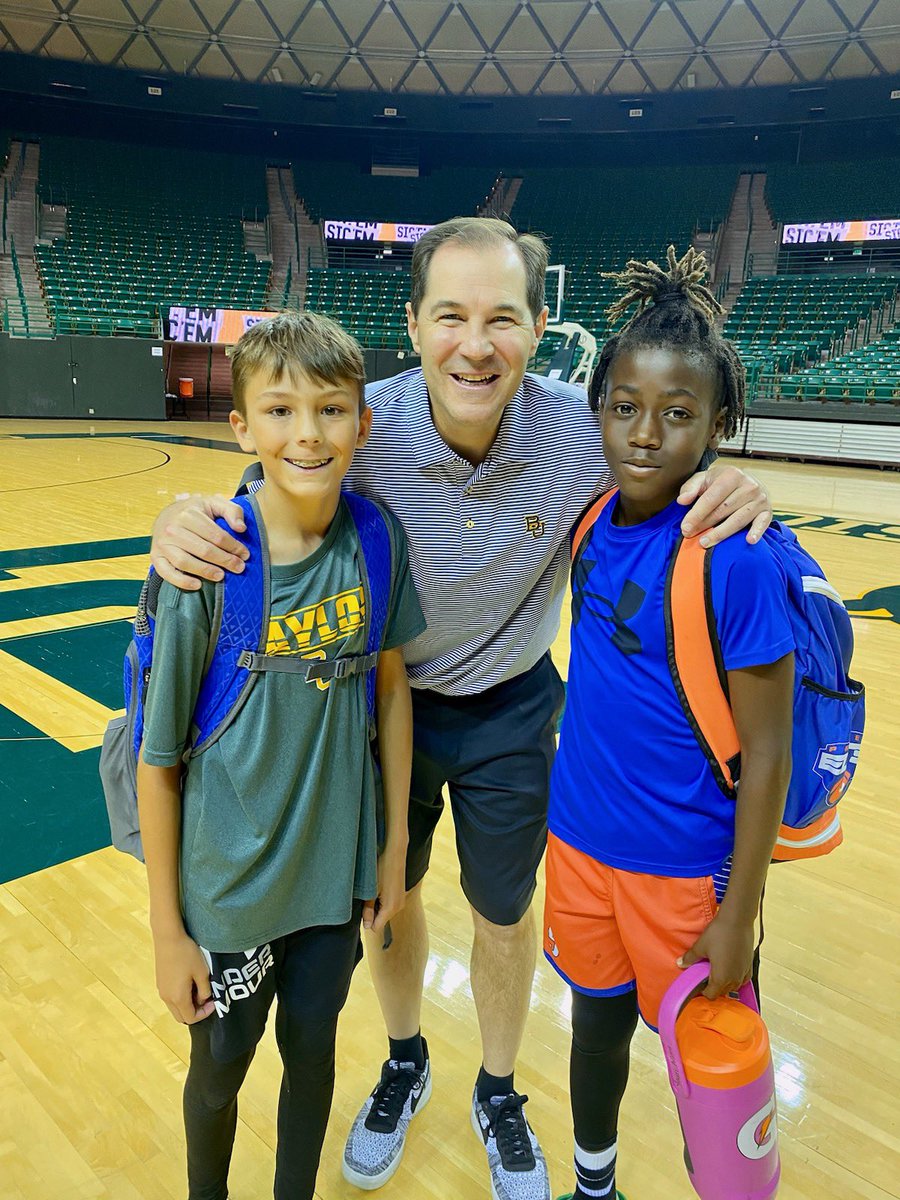 wjenkinsIII's tweet image. Great to see our @ElitehoopsA and @ProsperEliteBball players learning from the best in the game. Here they are with none other than @BUDrew, my old friend and coach from my #Valpo days. Proud to see their growth. Keep aiming high, team! #BasketballDreams #EliteTraining