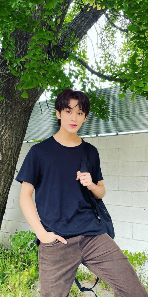 4notheriel's tweet photo. We just met 

"dunia memang mempertemukan kita tetapi dunia tidak mengizinkan kita untuk bersama"

Mark lee ×  kim ye-rim au by riel https://t.co/lNFpPTb8Z2