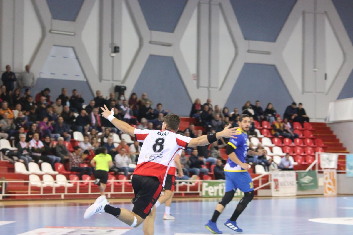 🔴 RENOVADO| Arón Díaz jugará en <a href="/ASOBAL/">ASOBAL</a> con el Fertiberia

🗣️‘Para mí es un sueño. Hay que apostar por el trabajo, seguir creyendo y luchar en la pista para permanecer en #ASOBAL una temporada más’
❤️🤍

📝 bit.ly/3qLZ2xC

#️⃣ <a href="/comunitatesport/">Comunitat de l'Esport</a> #Volvemos #VamosPuerto