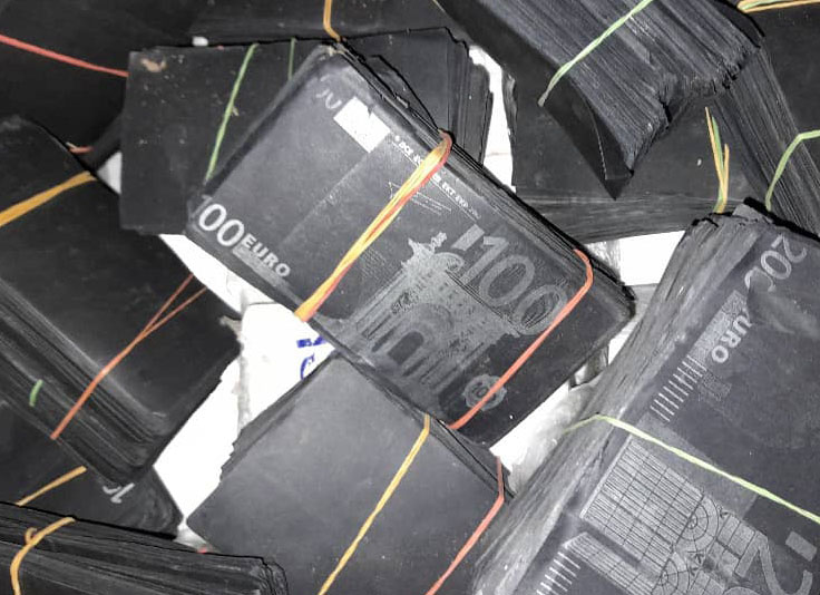 DouaneSenegal's tweet photo. Lutte contre le faux monnayage
Le Groupement polyvalent de Recherche et de Répression de la Fraude (GPR) a saisi des billets noirs d’une contrevaleur d’ UN MILLIARD CENT QUATRE VINGT MILLION CFA à Thiès.
La Douane réaffirme son engagement à combattre la criminalité financière. https://t.co/qrf65haQS7