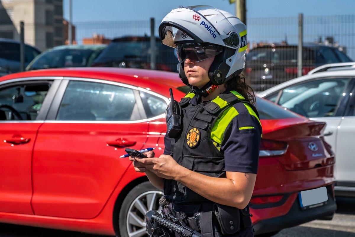TGNAjuntament's tweet photo. SEGURETAT | 👮 👮 La Guàrdia Urbana ha detingut un individu per requeriment policial:

🟢 Una patrulla identifica el conductor d'un vehicle.
🔴 Li consta un requeriment policial per un delicte contra la salut pública, motiu pel qual resta detingut. https://t.co/dzfIpLRLn4