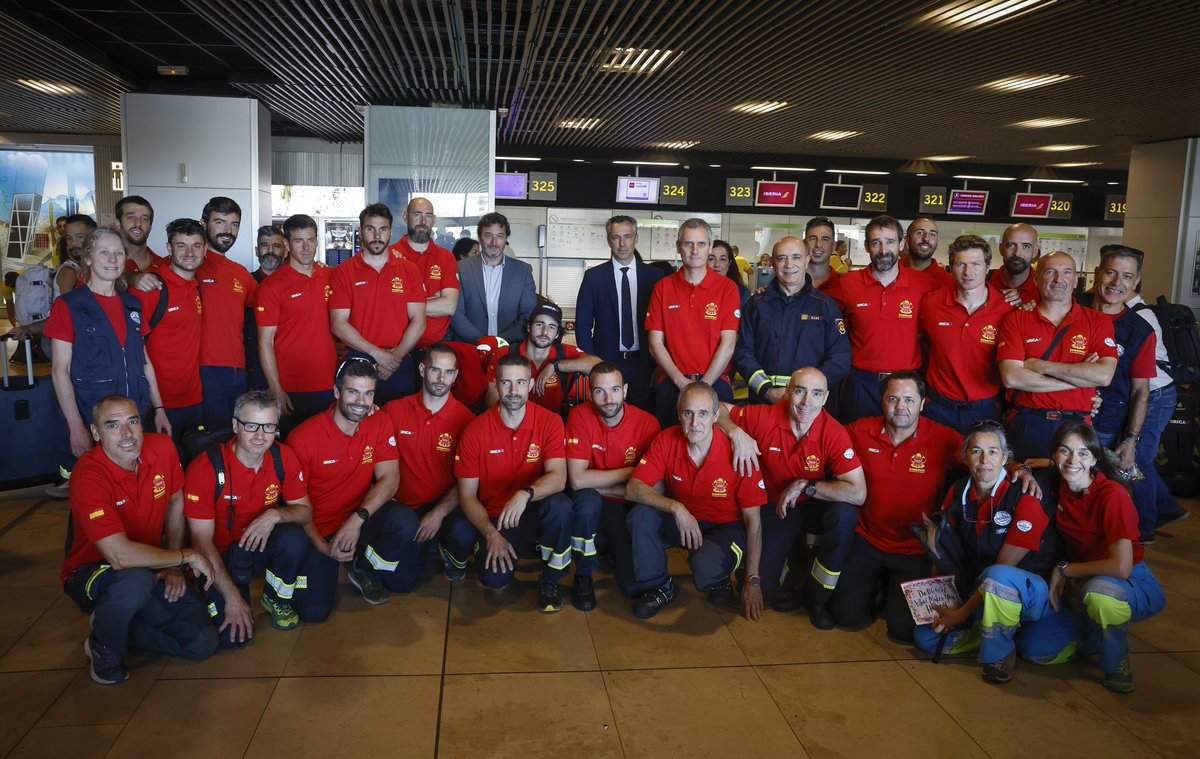 112cmadrid's tweet photo. ➢ 25 miembros del #ERICAM viajan a Canadá junto a otros servicios de emergencia españoles para colaborar en la extinción de los incendios forestales del país. 

➢ La expedición la componen 22 #BomberosCM y 3 sanitarios de #SUMMA112.

+ info: https://t.co/3Byhc6D3Js

#ASEM112 https://t.co/ZFeTqakchA
