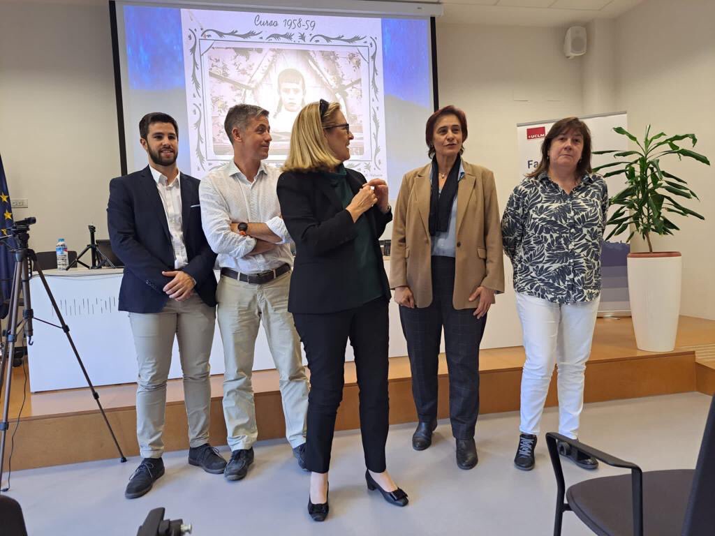 FacEducacionCu's tweet photo. Este curso, la profesora Maricarmen Utanda alcanza su merecida jubilación. La Facultad de Educación le ha hecho entrega del pin de honor como un pequeño y simbólico homenaje a su gran labor como maestra de maestras.  Gracias por tu talento. 👏 https://t.co/v9DnVxVknU
