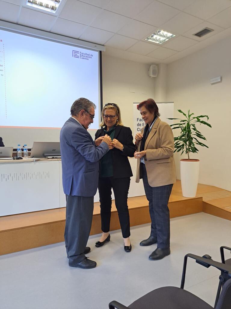 FacEducacionCu's tweet photo. Este curso, la profesora Maricarmen Utanda alcanza su merecida jubilación. La Facultad de Educación le ha hecho entrega del pin de honor como un pequeño y simbólico homenaje a su gran labor como maestra de maestras.  Gracias por tu talento. 👏 https://t.co/v9DnVxVknU