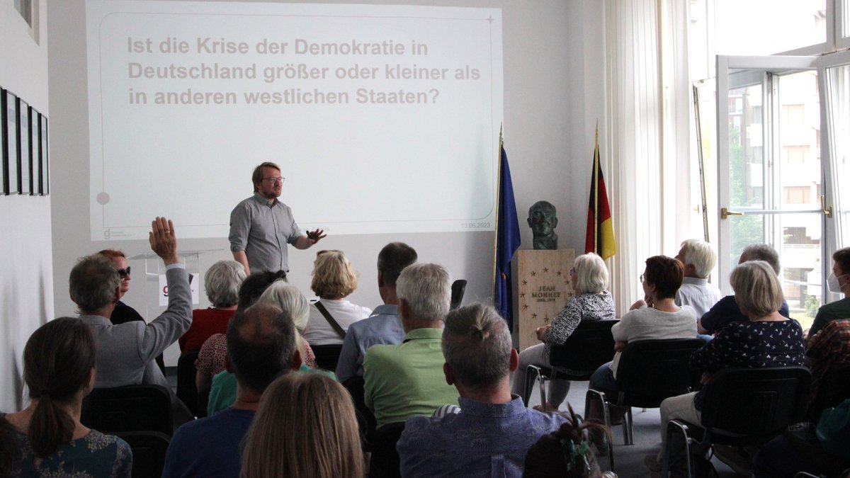 DtGesellschaft's tweet photo. „Kompromisse sind Teil der DNA unseres politischen Systems. Deshalb gibt es auch immer Menschen, die nicht vollends zufrieden mit politischen Lösungen sind.“ Unser Referent Dr. Lukas Zidella in der Diskussion mit Bundestag-Besuchergruppe von @SaraNanni. 👉 https://t.co/6mKVNoWV0n https://t.co/ggrBa3Xb31