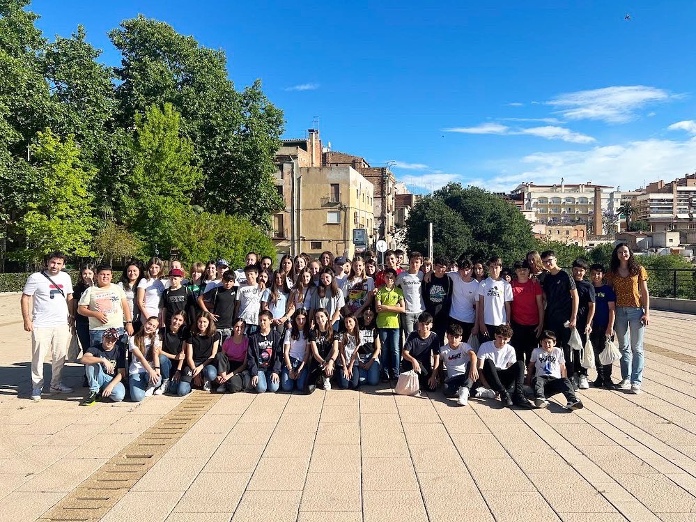 claretvalls's tweet photo. Avui els alumnes de 1r d’ESO han dut a terme l’activitat de la Vilanuada. En aquesta activitat els alumnes han descobert diferents indrets de Valls a partir de reptes que han resolt fent servir els seus smartphones📱🏘️
#vilaniuada23 #wmcp23 #claretvalls #alumneclaret https://t.co/2fS2H6UjMO