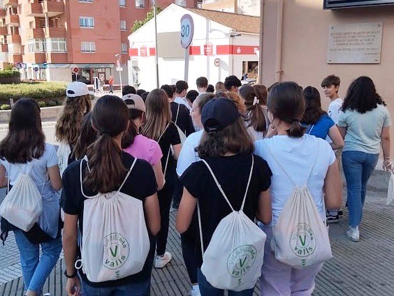 claretvalls's tweet photo. Avui els alumnes de 1r d’ESO han dut a terme l’activitat de la Vilanuada. En aquesta activitat els alumnes han descobert diferents indrets de Valls a partir de reptes que han resolt fent servir els seus smartphones📱🏘️
#vilaniuada23 #wmcp23 #claretvalls #alumneclaret https://t.co/2fS2H6UjMO