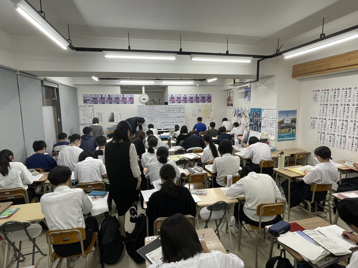 STUDYBOX1's tweet photo. 毎度のことながら…スタディボックスでは定期テスト2週間前から生徒たちは毎日通塾して試験勉強をします！
平尾中の期末テストを明日に控えて、対策指導もいよいよ大詰め！一言の私語もなく頑張っています！ https://t.co/beBbZPyegd