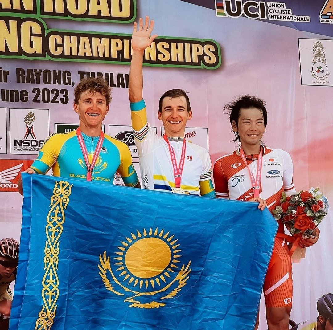 #AsianCyclingChampionships

Congratulations <a href="/brussenskiy/">Gleb Brussenskiy</a> 🥇

@AstanaQazTeam  🩵

🤜🏽 <a href="/360Cycling/">360CyclingOfficial by Patxi Vila</a> 🤛🏽